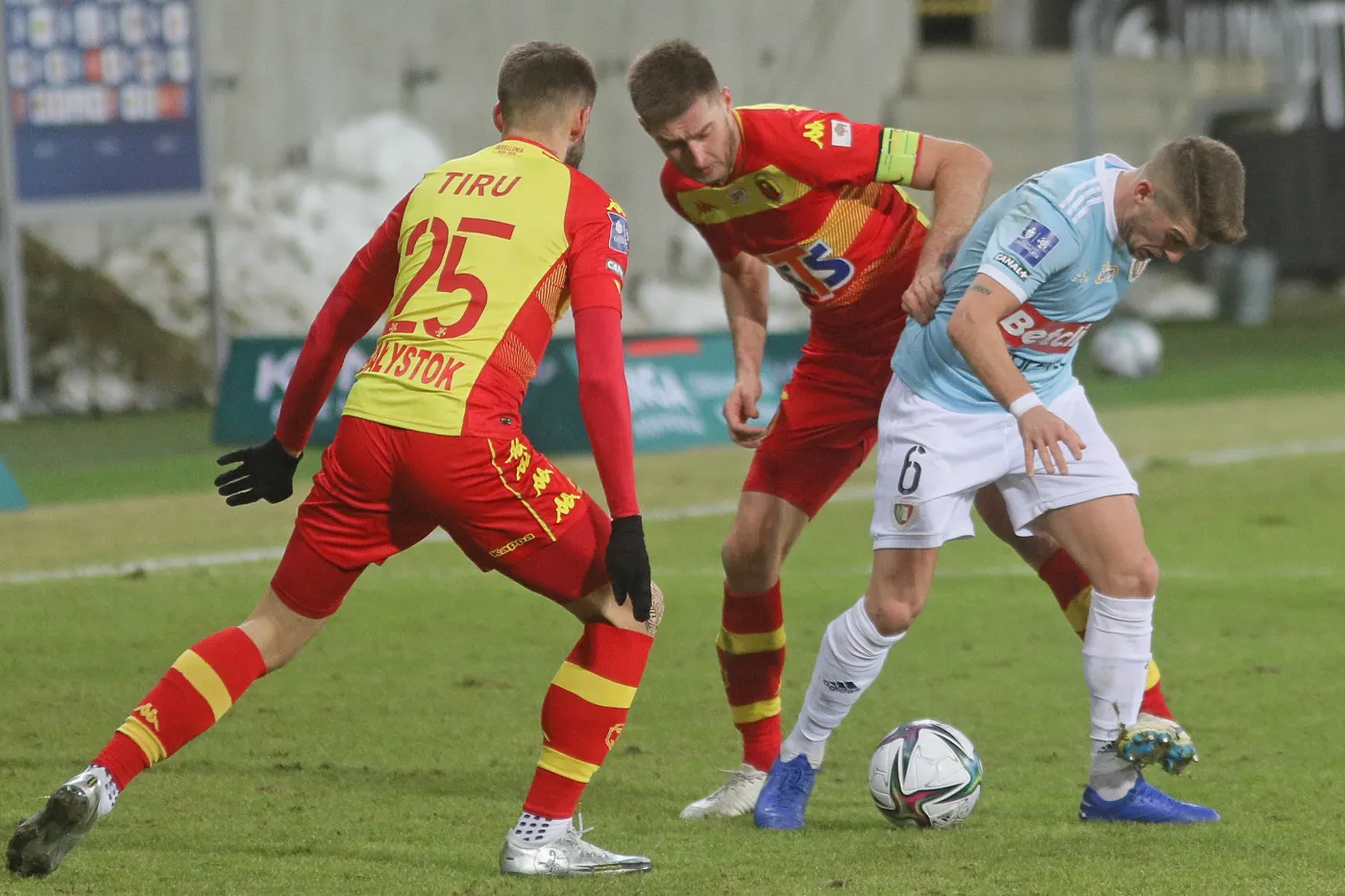 Zawodnik Jagiellonii Białystok Bogdan Ionut Tiru (L) i Taras Romanczuk (C) oraz Kristopher Vida (P) z Piasta Gliwice podczas meczu 19. kolejki piłkarskiej Ekstraklasy