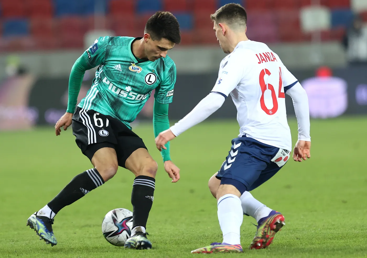 Zawodnik Górnika Zabrze Erik Janża (P) i Bartosz Kapustka (L) z Legii Warszawa podczas meczu 19. kolejki piłkarskiej Ekstraklasy