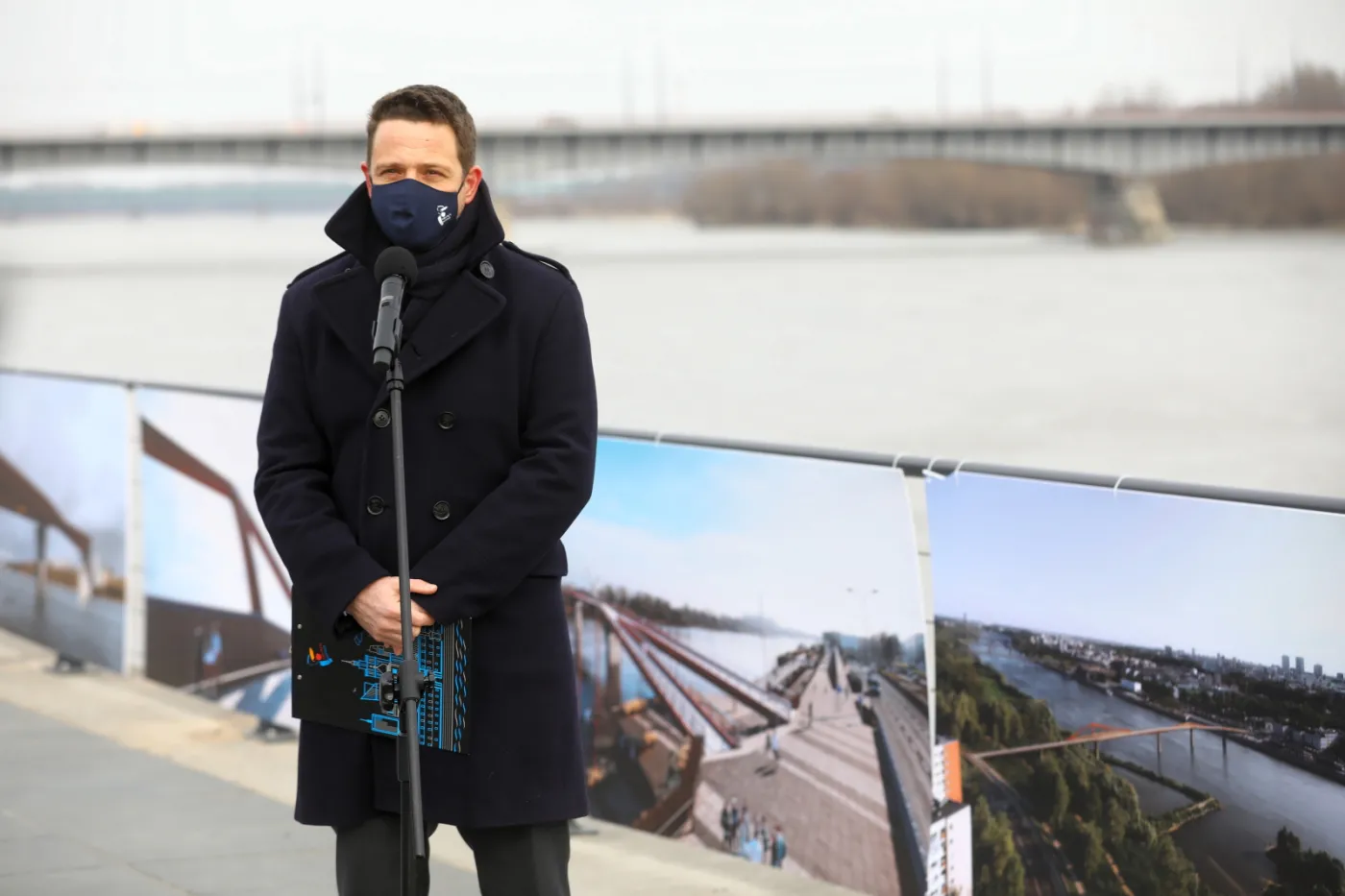 Prezydent Warszawy po pobycie w szpitalu w związku z COVID-19 jest już w domu
