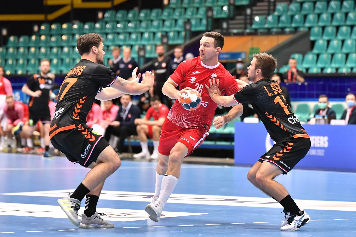 Porażka piłkarzy ręcznych w el. ME 2022. Polacy spadli na trzecie miejsce