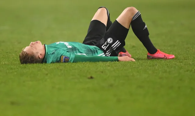 Piłkarze Legii zostawili na boisku załamanego kolegę. Pomógł mu jeden z rywali