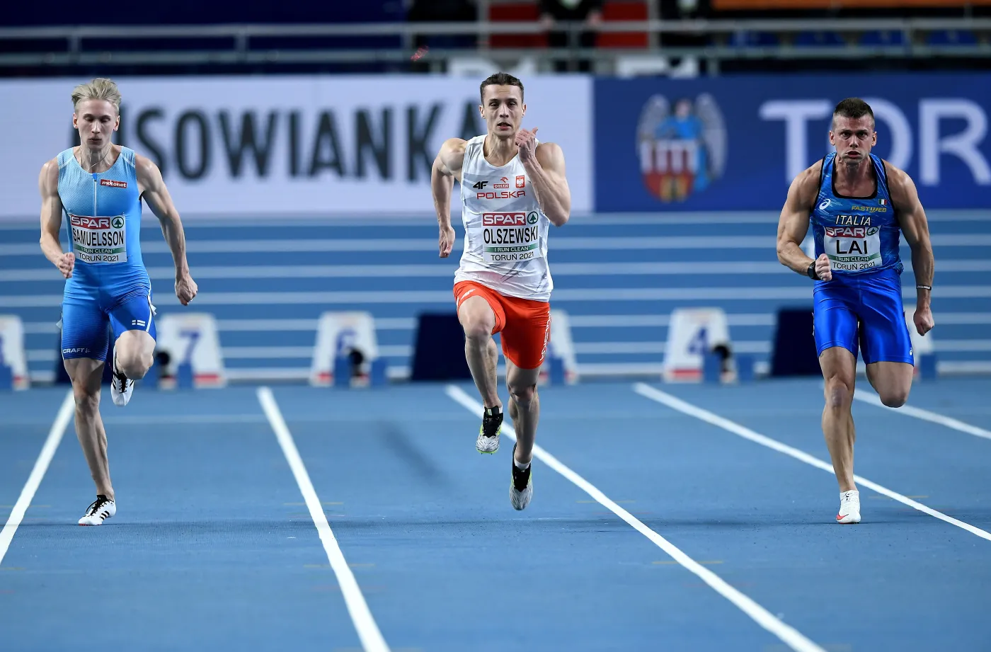 Od lewej: Fin Samuli Samuelsson, Polak Remigiusz Olszewski i Włoch Luca Lai, w biegu kwalifikacyjnym na 60 m podczas lekkoatletycznych halowych mistrzostw Europy w Toruniu