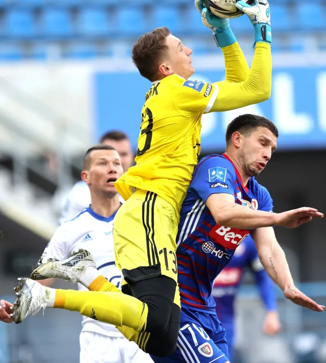 Kapitalna interwencja Placha. Bramkarz uratował Piastowi dwa punkty