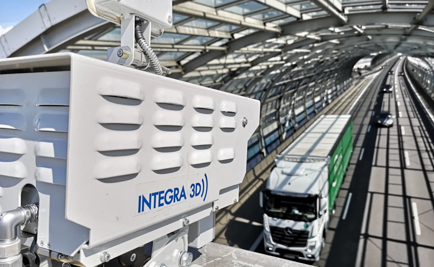 Prezydent podpisał koniec jazdy na zderzaku. Ekspert: A czym zmierzą odległość między autami?