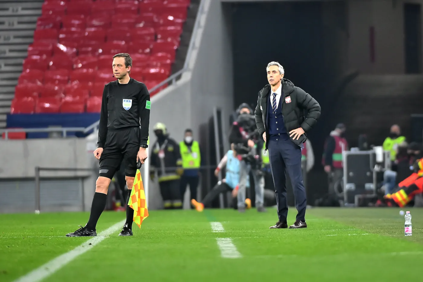 Trener reprezentacji Polski Paolo Sousa (P) podczas meczu eliminacyjnego piłkarskich mistrzostw świata z Węgrami w Budapeszcie