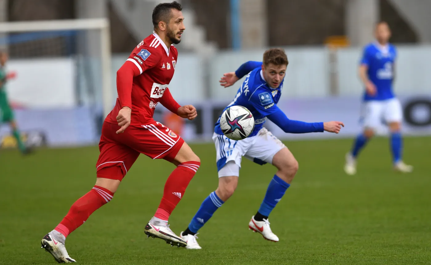 Zawodnik Wisły Płock Hubert Adamczyk (P) i Tomasz Jodłowiec (L) z Piasta Gliwice podczas meczu 23. kolejki piłkarskiej Ekstraklasy