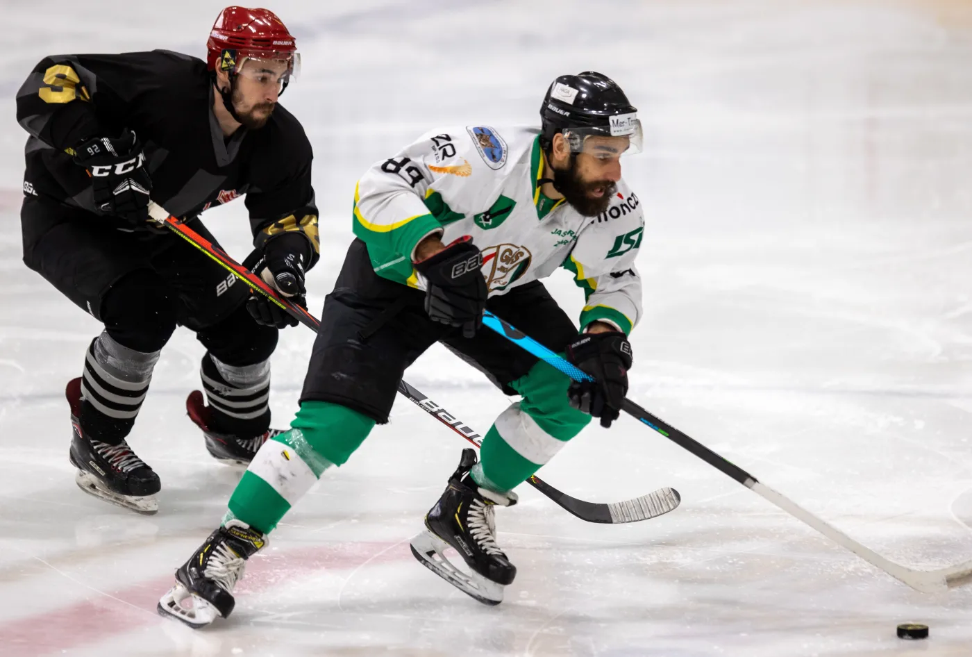 Zawodnik JKH GKS Jastrzębie Roman Rac (P) i Yevgeni Solovyov (L) z Comarch Cracovii podczas piątego finałowego meczu Ekstraligi hokeja na lodzie