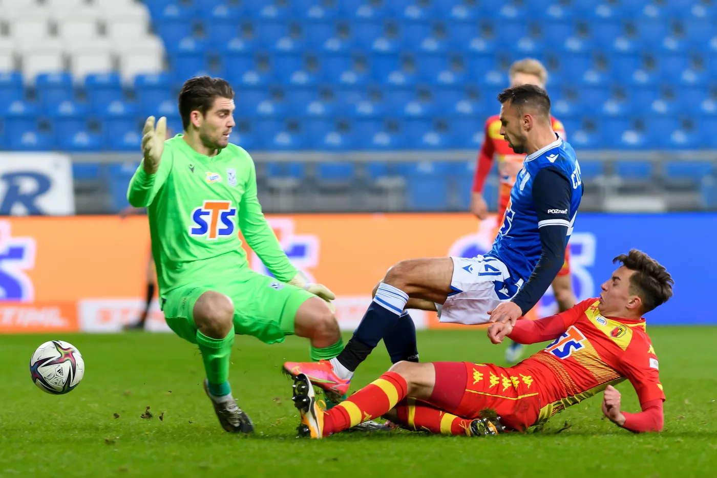 Blamaż Lecha. Prowadził, ale dał sobie strzelić dwa gole grającej w "10" Jagiellonii [WYNIKI i TABELA]