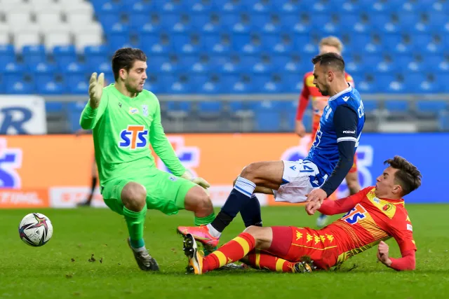 Blamaż Lecha. Prowadził, ale dał sobie strzelić dwa gole grającej w "10" Jagiellonii [WYNIKI i TABELA]