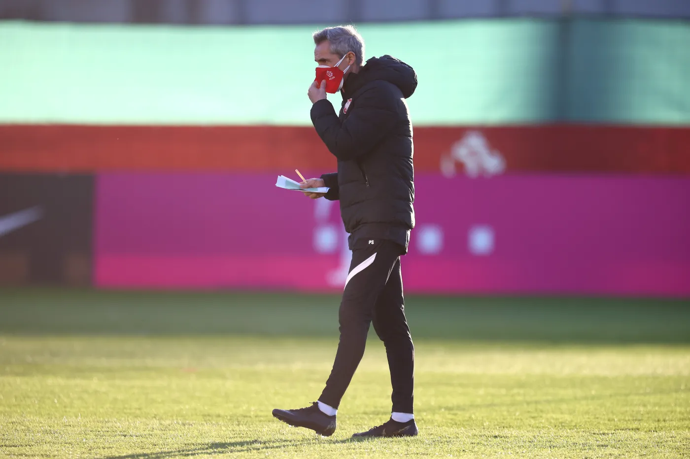 Selekcjoner piłkarskiej reprezentacji Polski Paulo Sousa podczas treningu kadry na bocznym boisku Legii w Warszawie