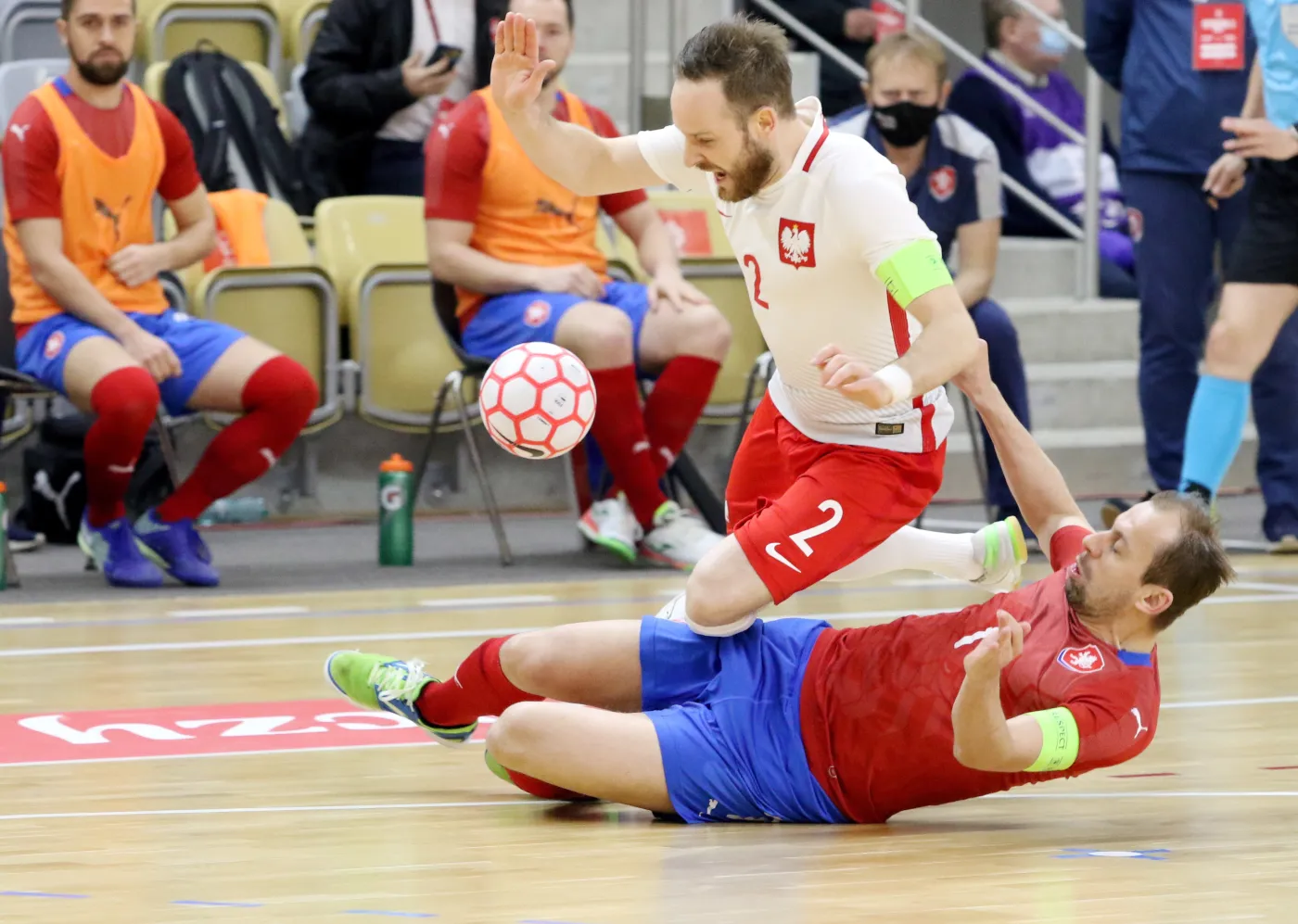Piłkarz reprezentacji Polski Michał Kubik (góra) i Lukas Resetar (dół) z Czech podczas meczu eliminacyjnego mistrzostw Europy w futsalu, w hali 