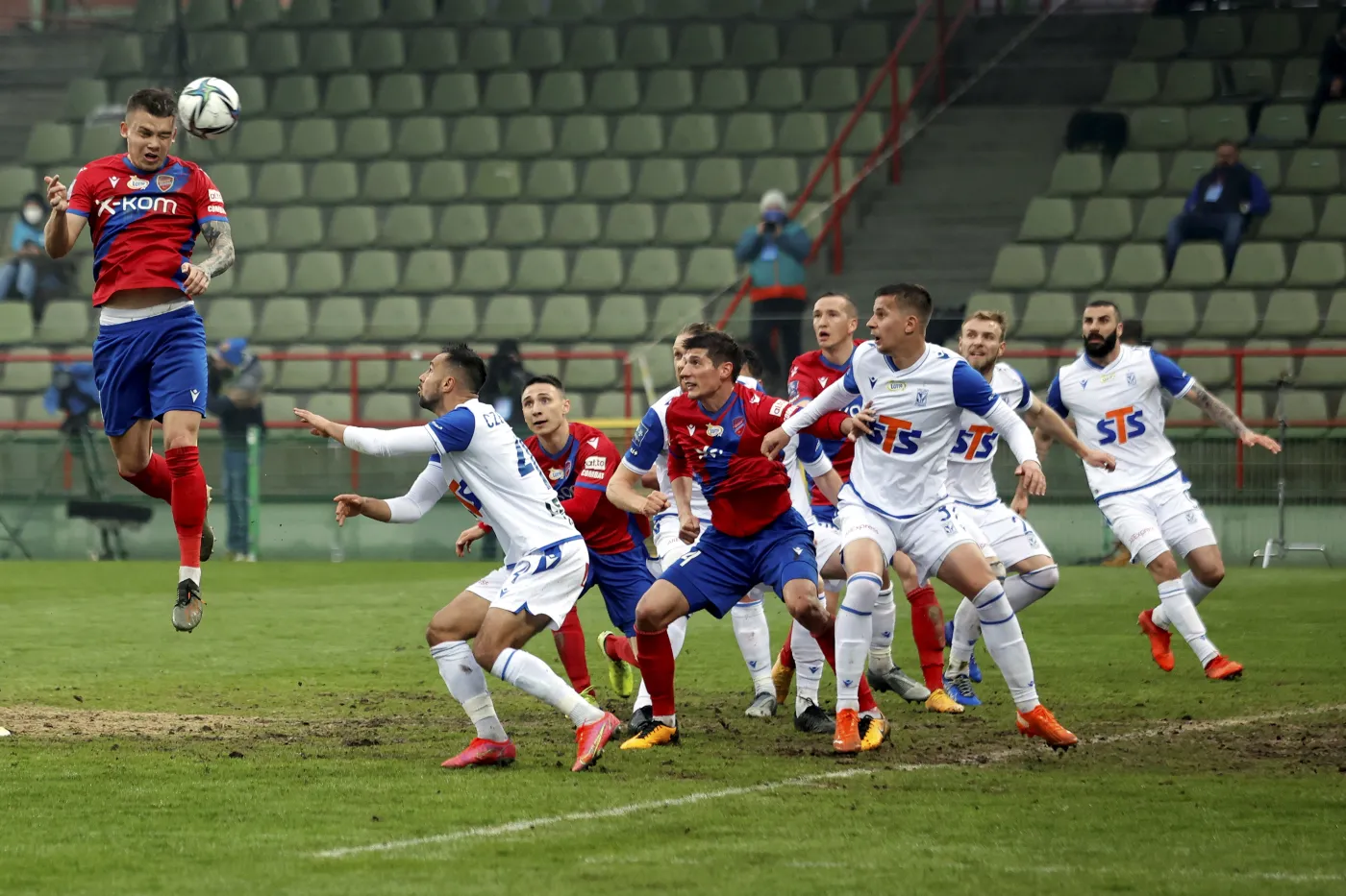 Piłkarz drużyny Raków Częstochowa Kamil Piątkowski (L) główkuje podczas meczu Ekstraklasy z zespołem Lech Poznań, na stadionie 