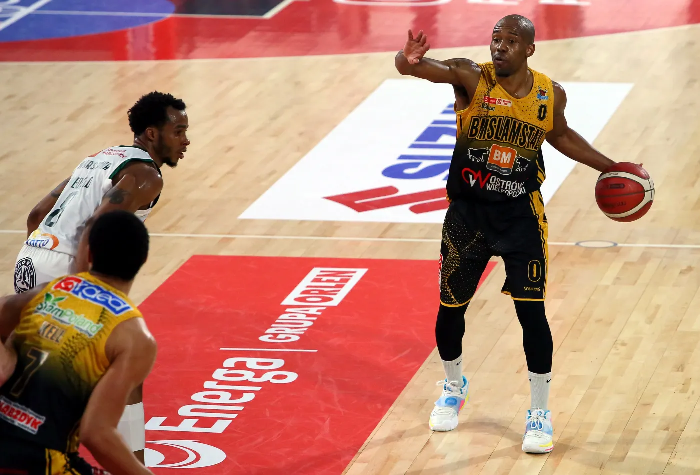 Koszykarze drużyny Arged BMSlam Stal Ostrów Wlkp. Trey Kell (L-przód) i James Florence (P) oraz Lester Medford Jr (L-tył) z zespołu Legia Warszawa podczas trzeciego meczu półfinałowego fazy play off Ekstraklasy, w hali 