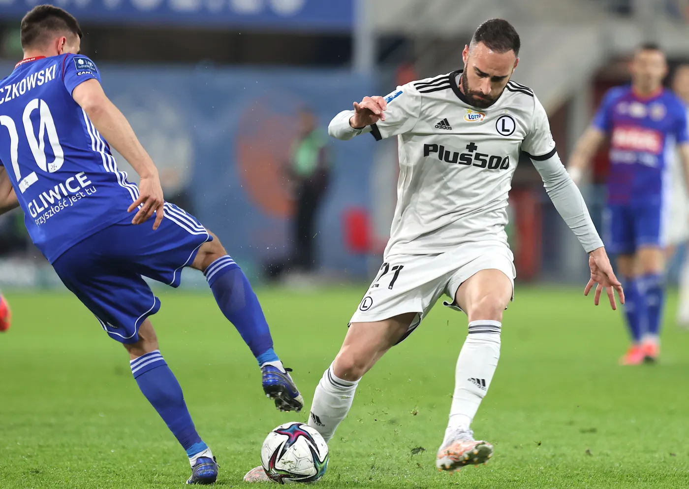 Zawodnik Piasta Gliwice Martin Konczkowski (L) i Rafael Lopes (P) z Legii Warszawa podczas meczu 26. kolejki piłkarskiej Ekstraklasy