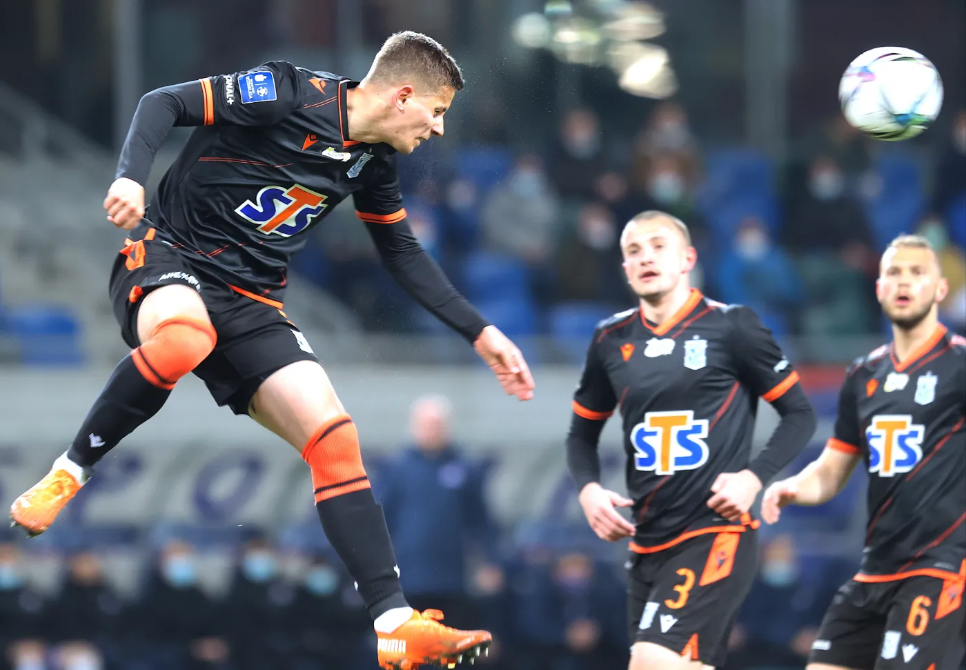 Zawodnik Lecha Poznań Lubomir Satka (L) podczas meczu 27. kolejki piłkarskiej Ekstraklasy z Podbeskidziem Bielsko-Biała