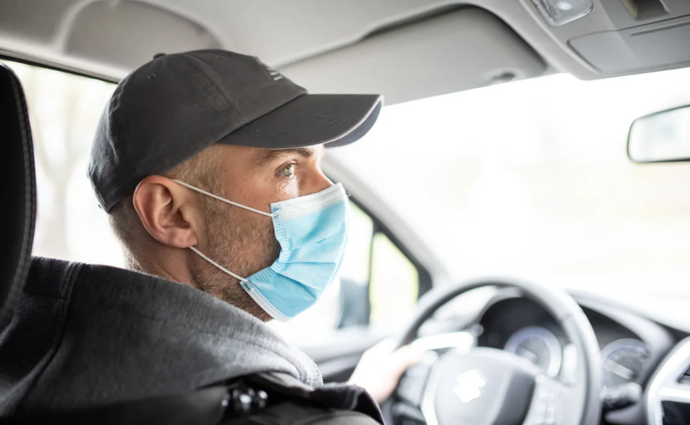 Życie przenosi się do samochodu. Testy na wirusa, zakupy, kino, spowiedź i... msze święte