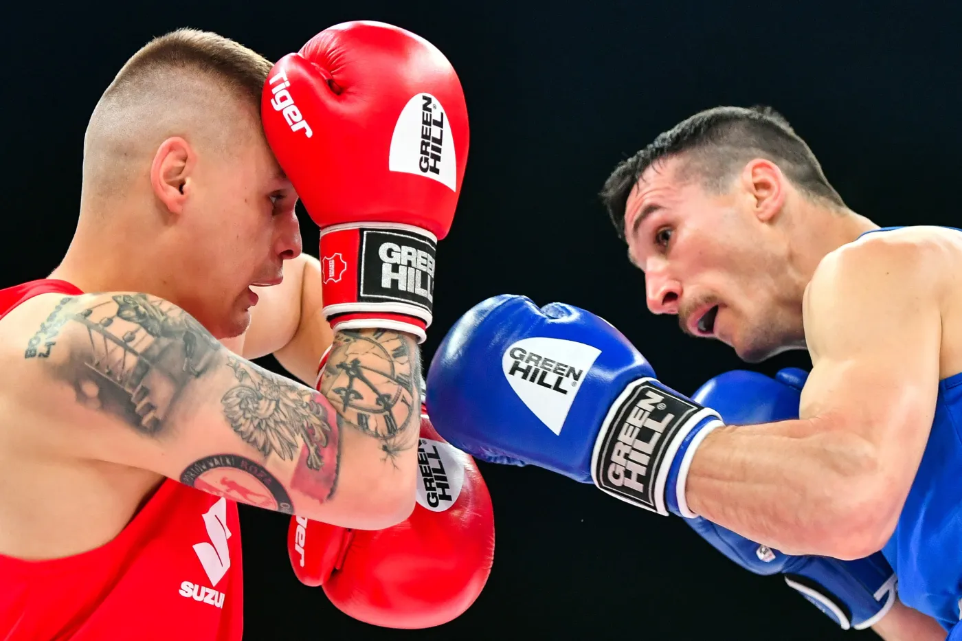 Polak Mateusz Polski (czerwony) i Wasilij Biełous (niebieski) z Mołdawii w pojedynku w kategorii 69 kg podczas bokserskiej gali Suzuki Boxing Night VI Polska - Mołdawia, w sali Centrum Spotkania Kultur