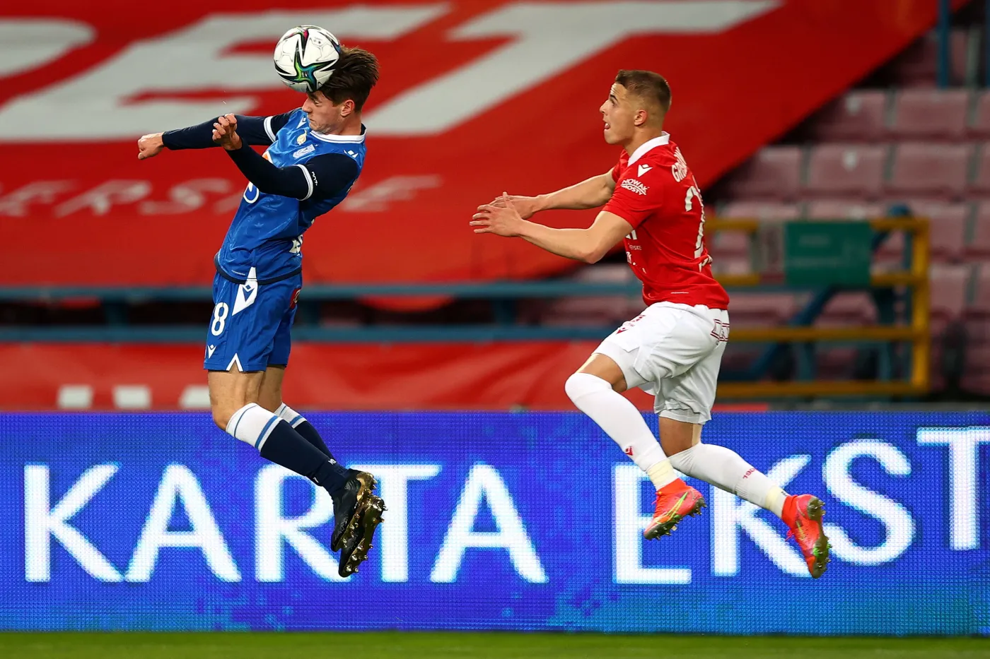 Piłkarz drużyny Wisła Kraków Konrad Gruszkowski (P) i Jan Sykora (L) z zespołu Lech Poznań podczas meczu Ekstraklasy, na Stadionie Miejskim im. Henryka Reymana