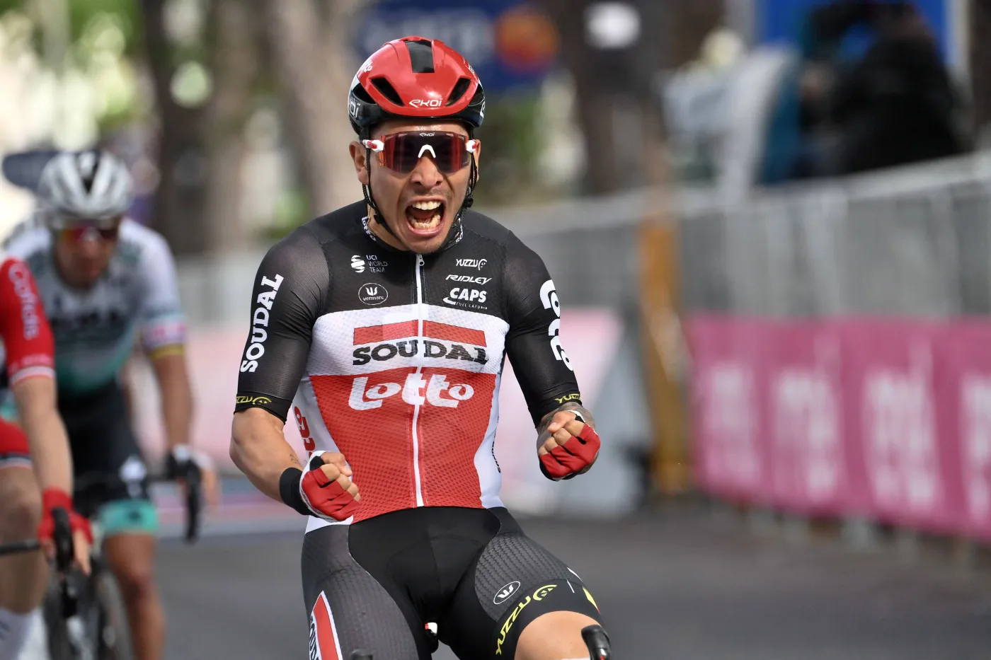 Giro d'Italia: Kraksy przed metą. "Kieszonkowy sprinter" zwycięzcą etapu