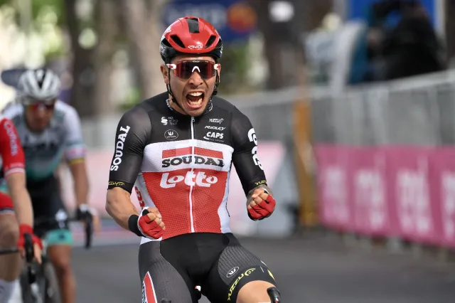 Giro d'Italia: Kraksy przed metą. "Kieszonkowy sprinter" zwycięzcą etapu