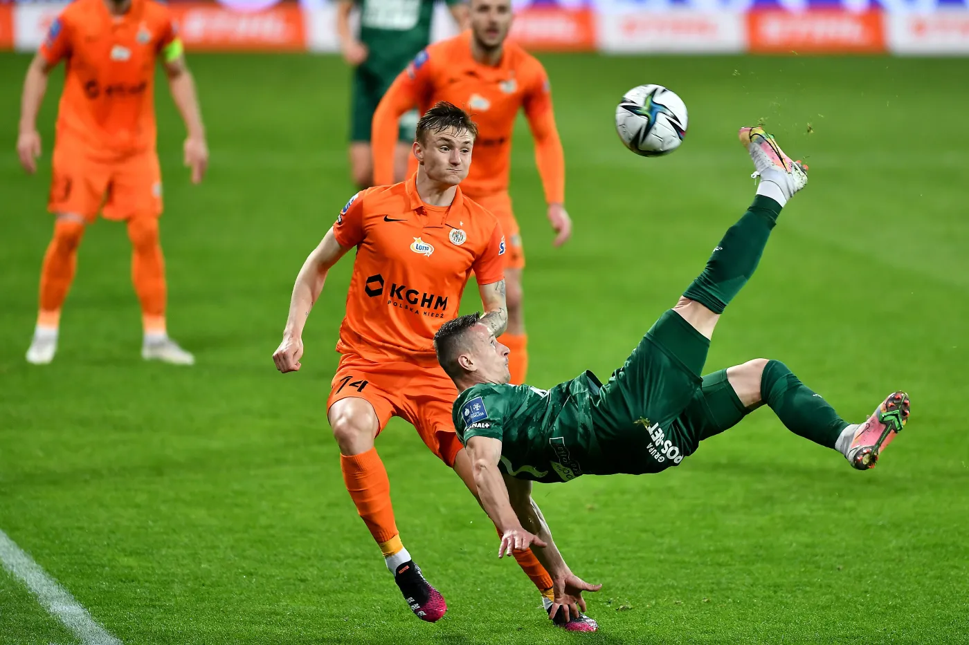 Piłkarz Śląska Wrocław Robert Pich (P) i Jakub Żubrowski (L) z KGHM Zagłębia Lubin podczas meczu Ekstraklasy