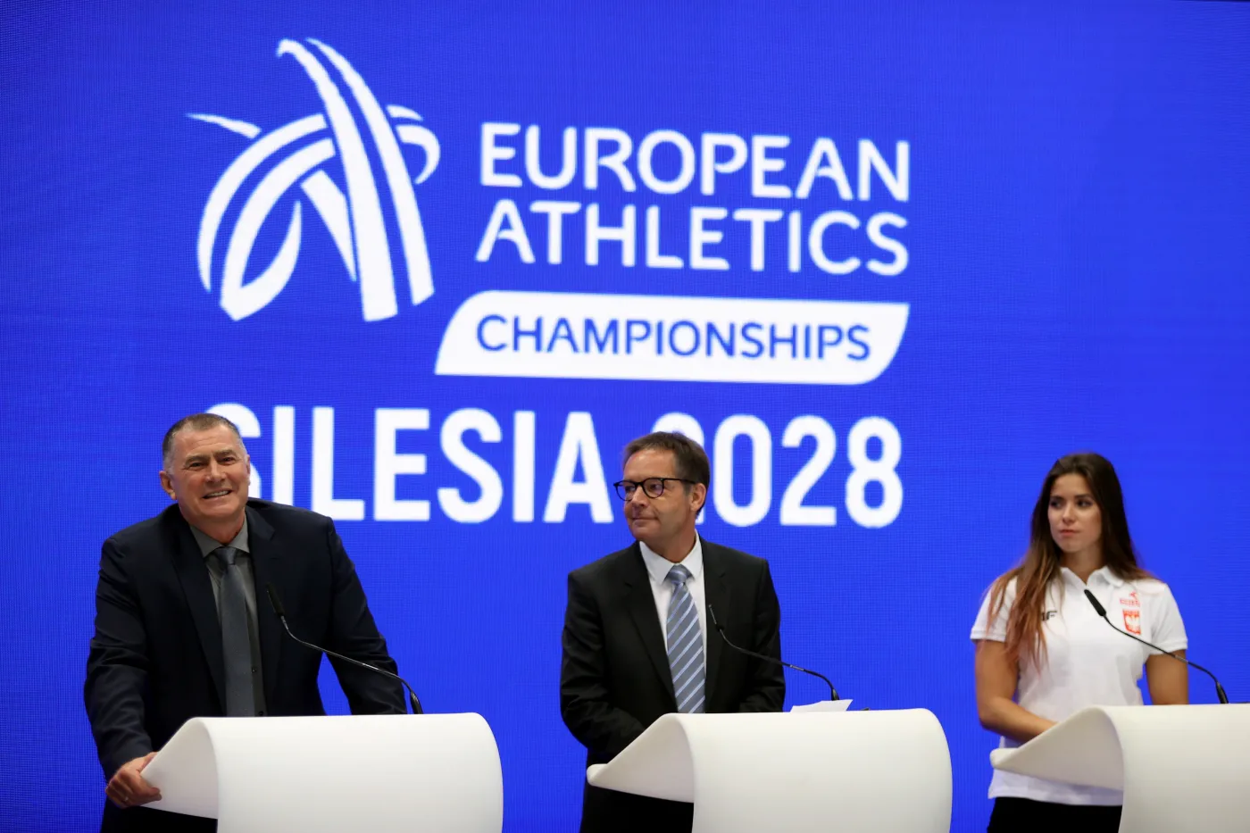 Od lewej: Dobromir Karamarinow p.o. prezydenta European Athletics - europejskiego stowarzyszenia skupiającego narodowe federacje lekkoatletyczne, Dyrektor Generalny European Athletics Christian Milz oraz rekordzistka Polski w rzucie oszczepem Maria Andrejczyk podczas konferencji prasowej, na Stadionie Śląskim