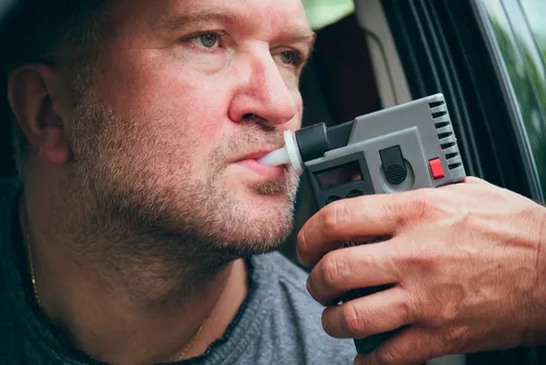 Firma sprawdzi trzeźwość pracowników alkomatem