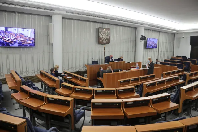 Senacka wojna o ustawę ratyfikacyjną. Grodzki: Preambuła jest zgodna z prawem