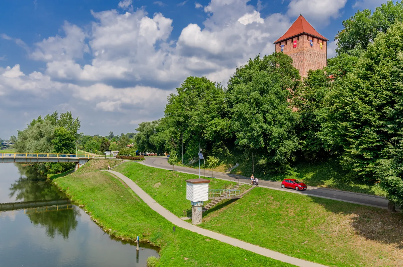 Rzeka Soła wypłukała ze skarpy ludzkie kości