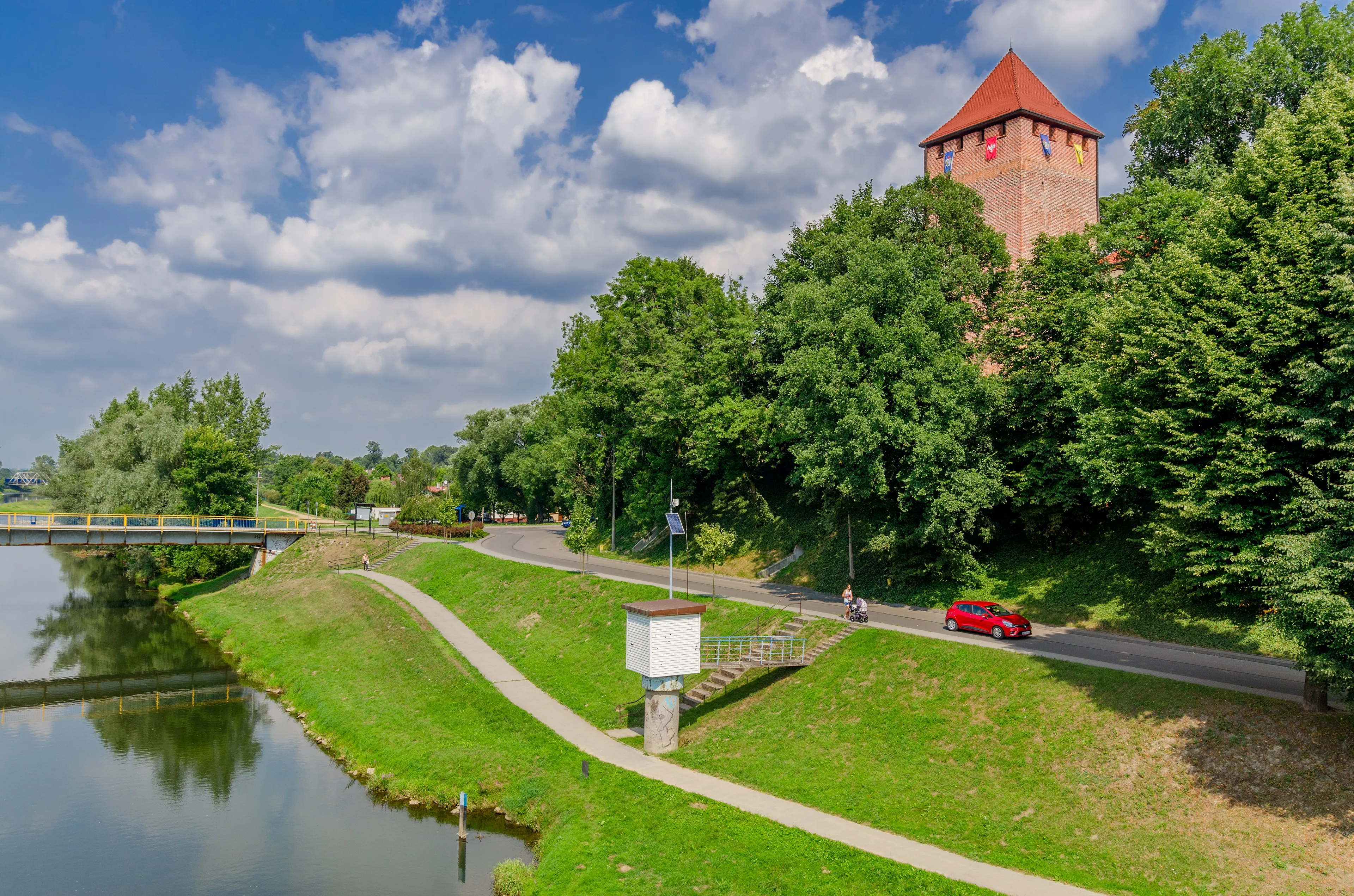 Rzeka Soła wypłukała ze skarpy ludzkie kości - Dziennik.pl