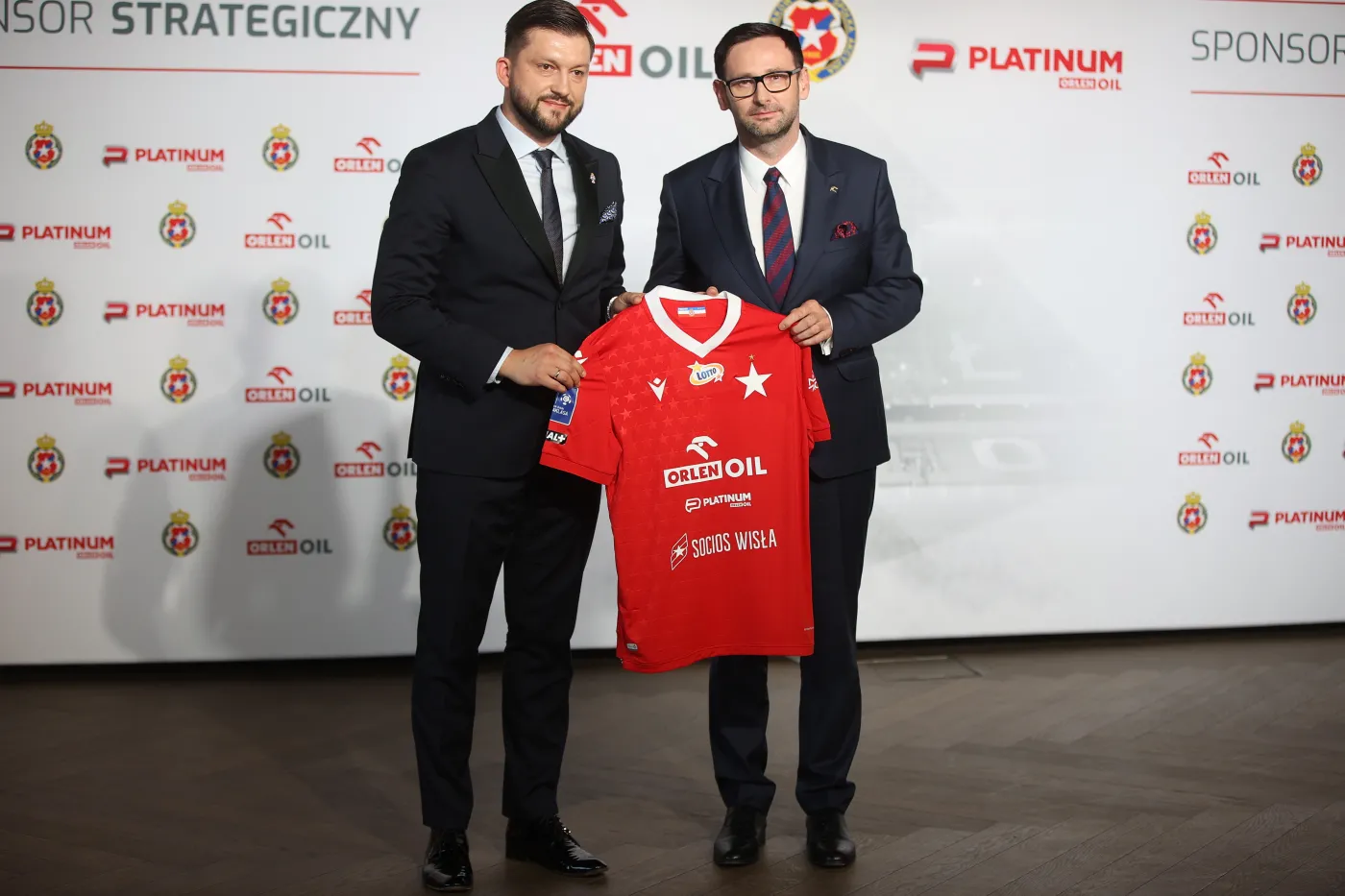 Prezes Wisły Dawid Błaszczykowski (L) i prezes PKN Orlen Daniel Obajtek (P) podczas konferencji prasowej na stadionie w Krakowie