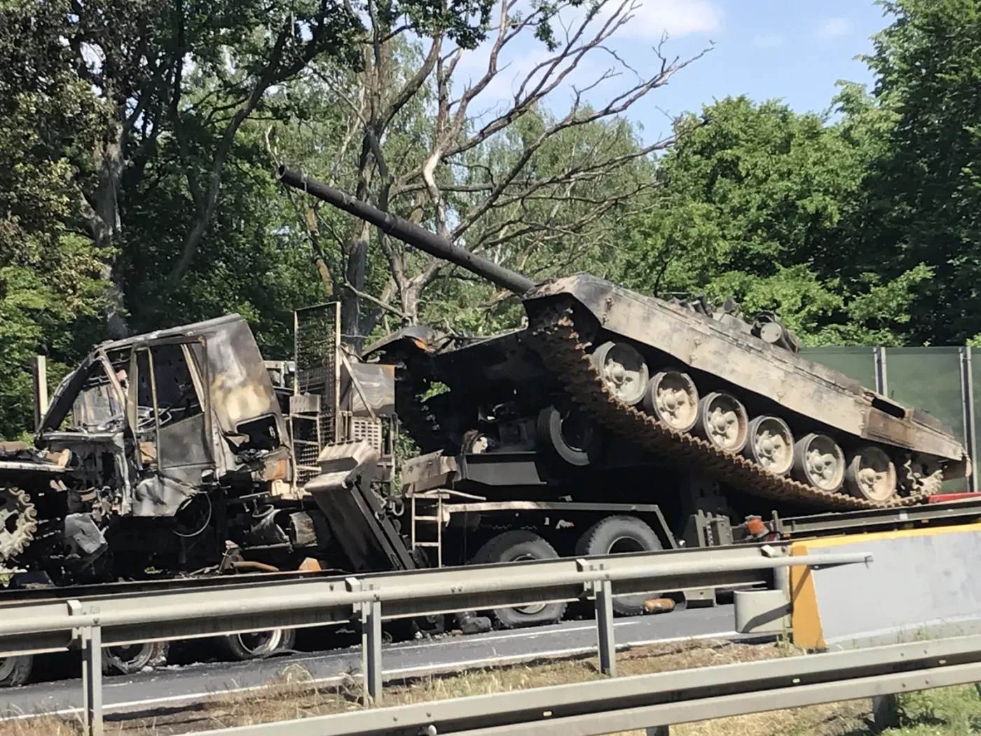 Zderzenie ciężarówek przewożących czołgi. Pożar na A6