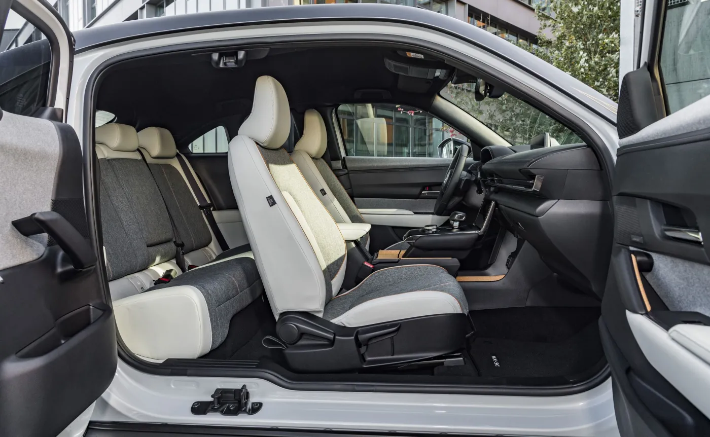 Mazda MX-30 z podwójną dopłatą i w cenie najtańszej CX-30. Japończycy zaskakują