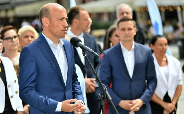 Atak na dziennikarzy na konferencji Budki. "Zawiadomimy policję"