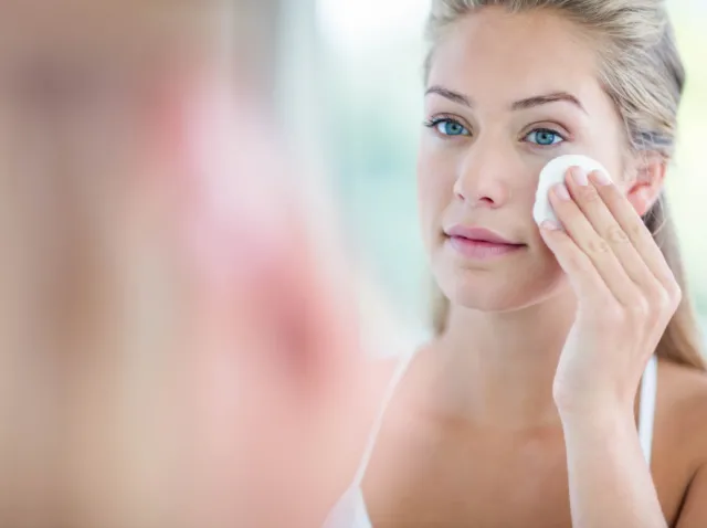 Czyszczenie ma wielkie znaczenie. Oto, jak powinien wyglądać podstawowy zabieg pielęgnacyjny cery