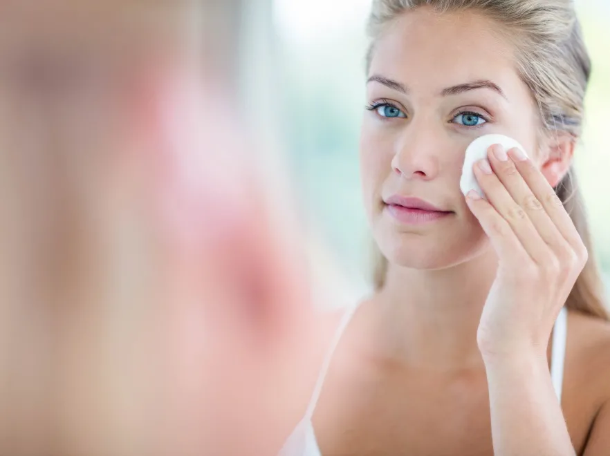 Czyszczenie ma wielkie znaczenie. Oto, jak powinien wyglądać podstawowy zabieg pielęgnacyjny cery
