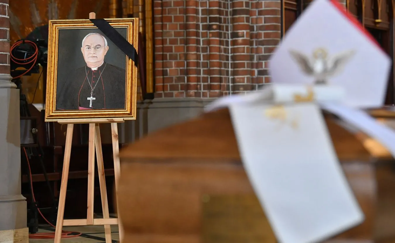 Abp Henryk Hoser spoczął w krypcie bazyliki na Pradze