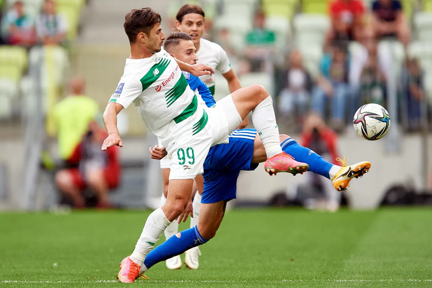 Piłkarze drużyny Lechia Gdańsk Ilkay Durmus (L) i Conrado (P) oraz Kristian Vallo (C) z zespołu Wisła Płock podczas meczu Ekstraklasy, na stadionie 