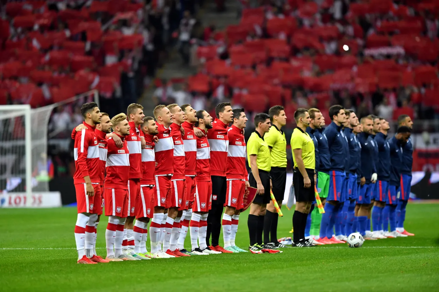 Reprezentacje Polski (L) i Anglii (P) przed meczem eliminacyjnym do piłkarskich mistrzostw świata 2022, na stadionie 