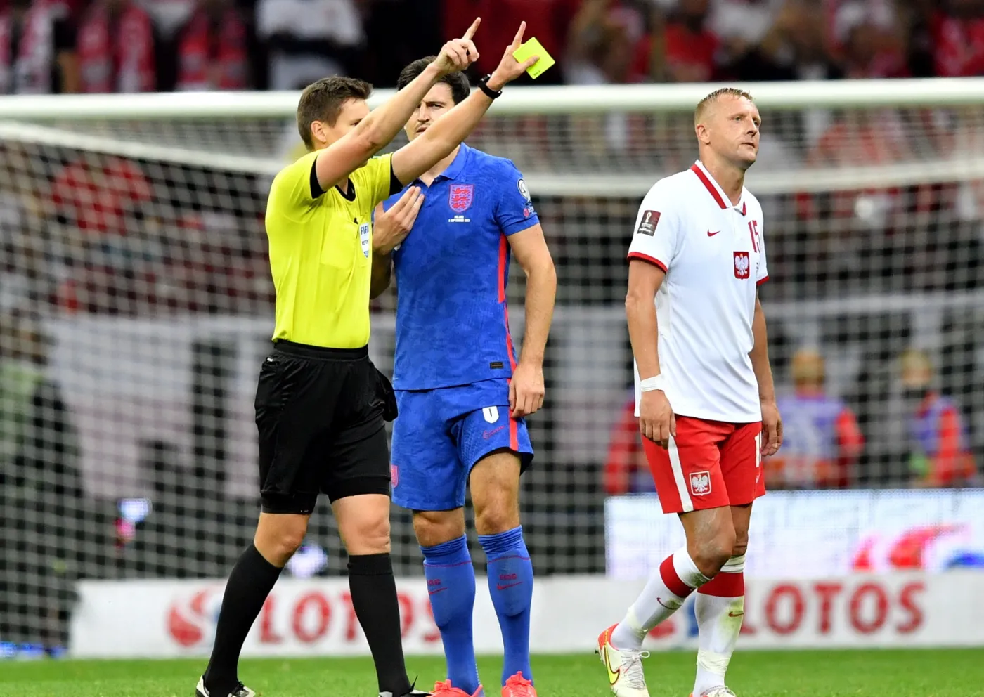Piłkarz reprezentacji Polski Kamil Glik (P) i Harry Maguire (C) z Anglii oraz niemiecki sędzia Daniel Siebert (L) podczas meczu eliminacyjnego do mistrzostw świata 2022, na stadionie 