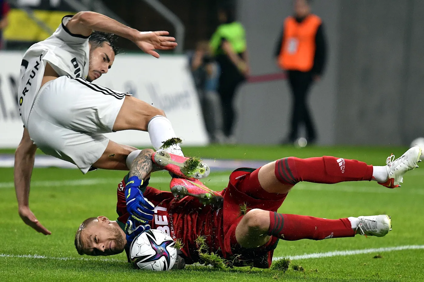 Bramkarz drużyny Śląsk Wrocław Michał Szromnik (P) i Luquinhas (L) z zespołu Legia Warszawa podczas meczu piłkarskiej Ekstraklasy
