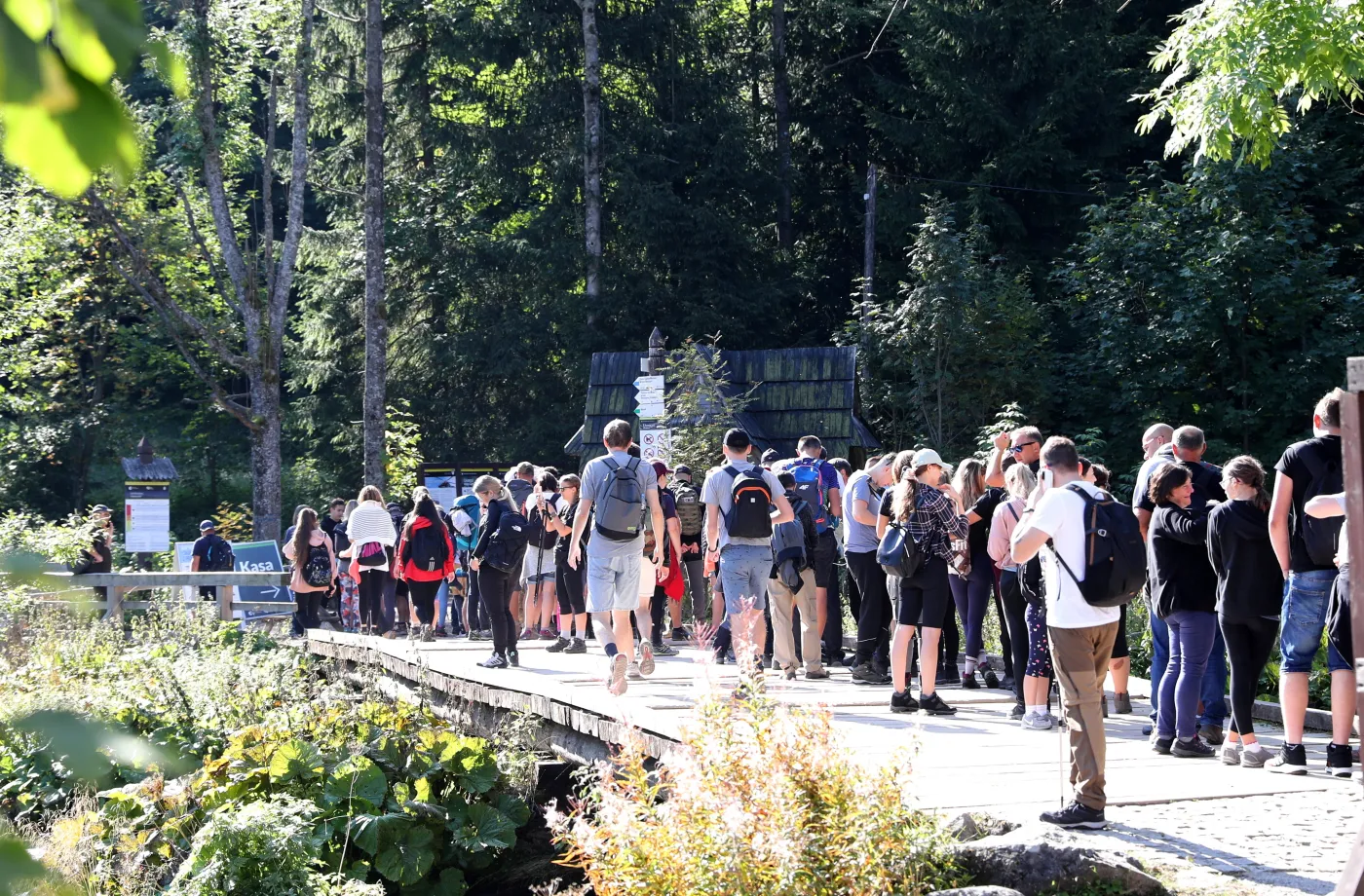 Tłumy w Tatrach. Przed popularnymi szczytami tworzą się gigantyczne kolejki