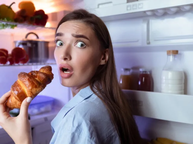 Kiedy nocne podjadanie jest szkodliwe... Jak pozbyć się problemu?