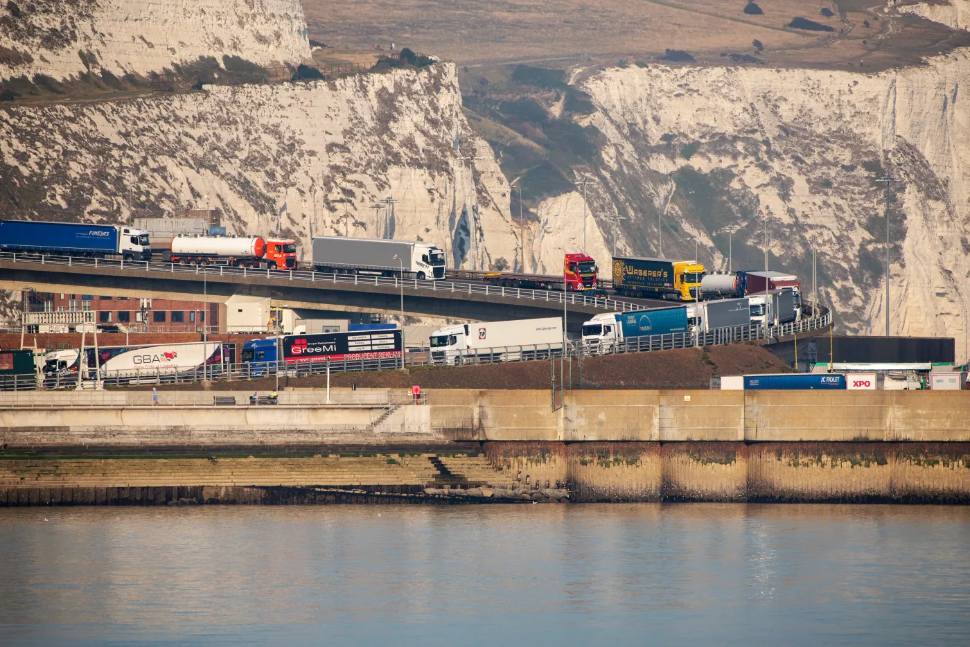 Aktywiści klimatyczni zablokowali port w Dover. Policja wkroczyła do akcji