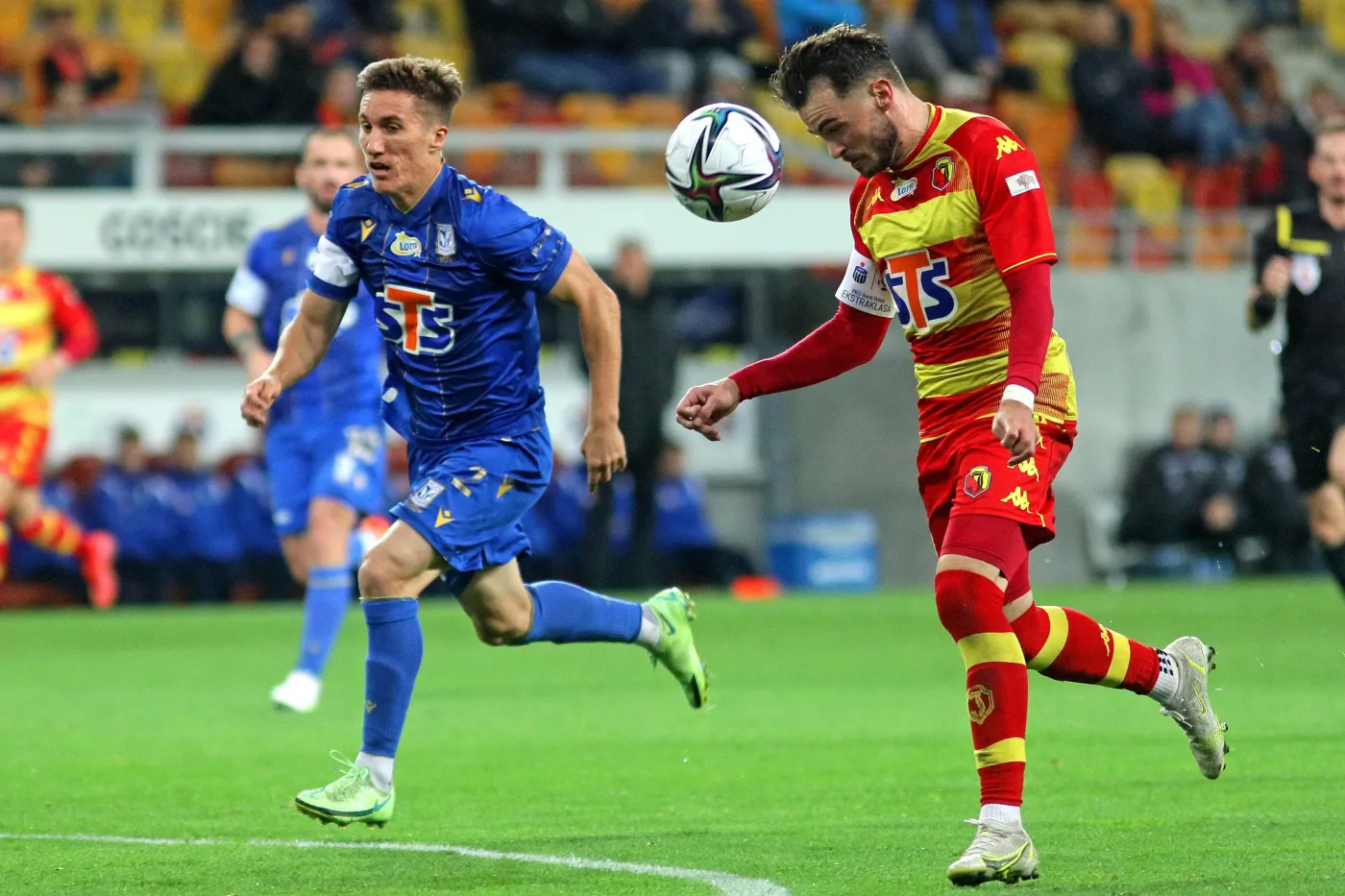 Piłkarz drużyny Jagiellonia Białystok Jesus Imaz (P) i Joel Pereira (L) z zespołu Lech Poznań podczas meczu Ekstraklasy