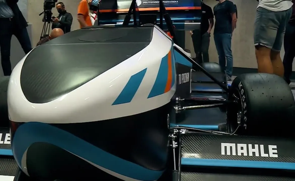 Studenci Politechniki Poznańskiej zaprezentowali bolid PM07