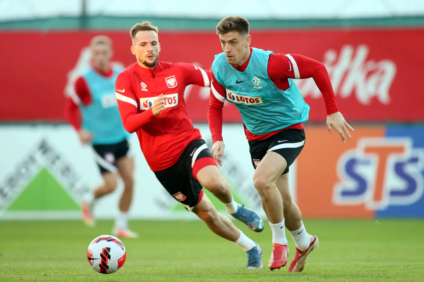 Pomocnik Tomasz Kędziora (L) i napastnik reprezentacji Polski Krzysztof Piątek (P) na treningu podczas zgrupowania kadry piłkarskiej, na Stadionie Miejskim Legii Warszawa