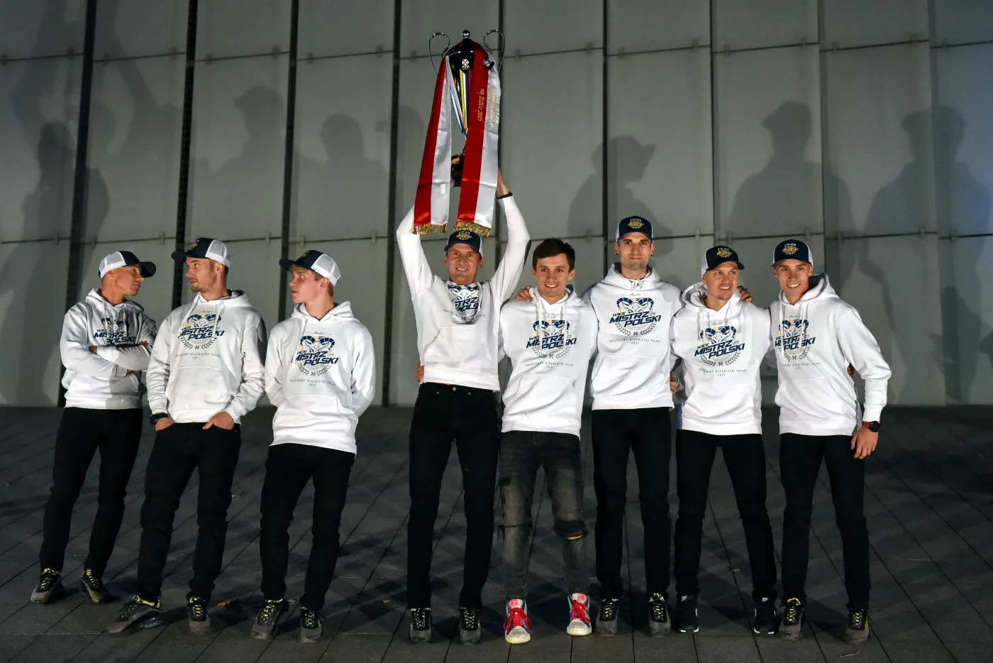 Żużlowcy zespołu Motor Lublin - Jarosław Hampel (2L), Mateusz Cierniak (3L), Wiktor Lampart (4L), Krzysztof Buczkowski (4P), Mikkel Michelsen (3P), Dominik Kubera (2P) i Grigorij Łaguta (P) oraz trener Maciej Kuciapa (L) podczas oficjalnego zakończenia sezonu 2021, na Placu Teatralnym