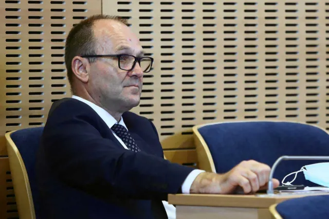 Awantura o flagę posła PO. "Biało-czerwona jest biało-czerwona, a biała jest koloru białego"