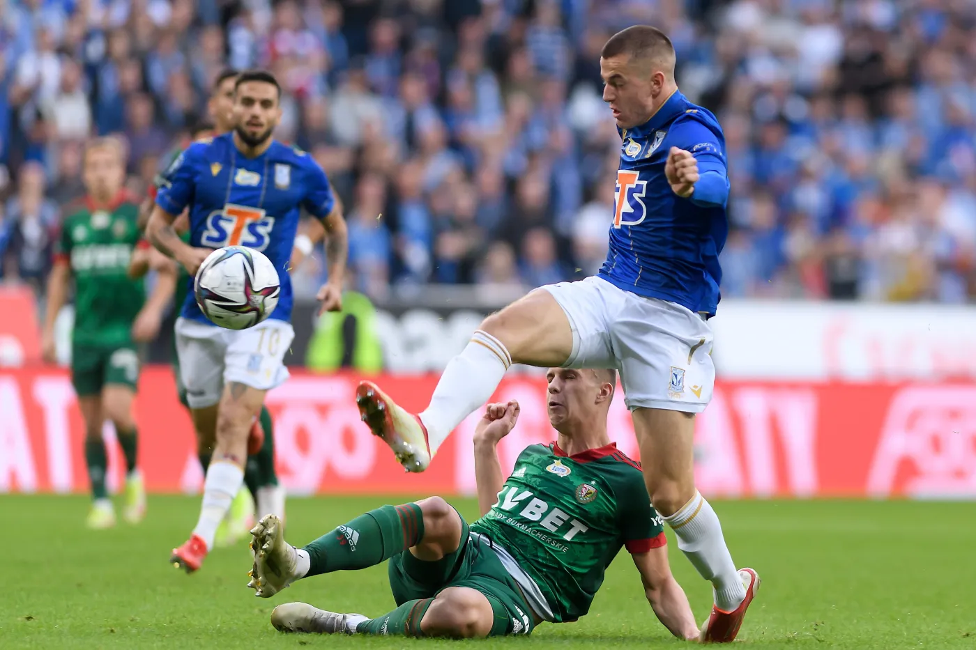 Piłkarz Lecha Poznań Jakub Kamiński (przód) i Szymon Lewkot (tył) ze Śląska Wrocław podczas meczu Ekstraklasy